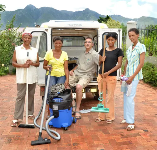 Panorama Cleaning. Koos van Noordwyk with (L-R) Marie, Magdelena, Gloria & Katie. Swellendam 2011