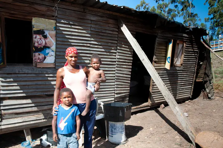 Gertreu, Irene-Lee holding Ismael. Copper St, Swellendam 2019