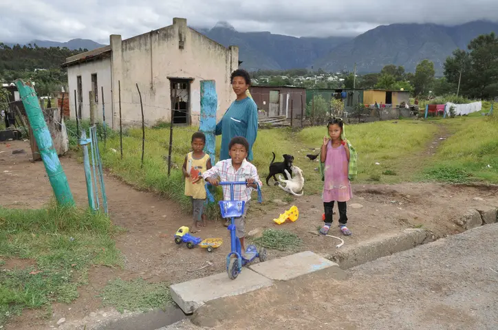Jodie with children John, Luwaan & Kathline. Cooper St, Swellendam. 2018
